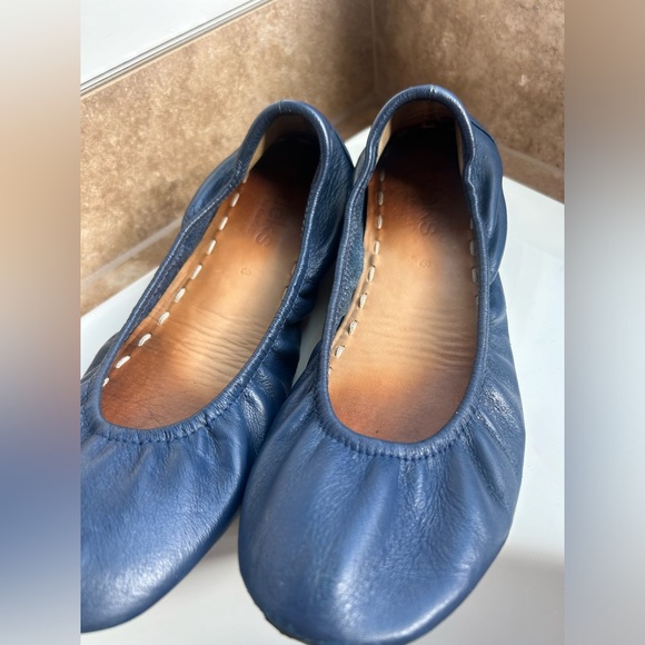 Tieks in California Navy size 8, good condition with tote bag - Picture 3 of 10
